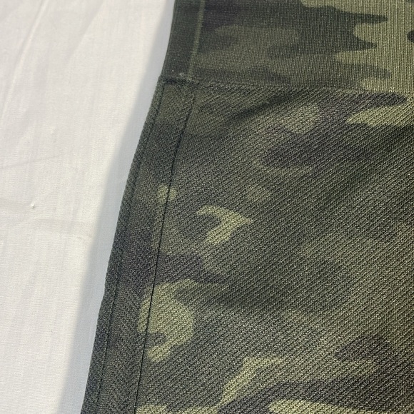 Spanx Look At Me Now Seamless Leggings in Green Camo Size Large - Picture 3 of 6